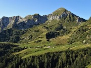 18 Bella vista verso la conca della Baita del Camoscio sovrastato dal Monte Cavallo